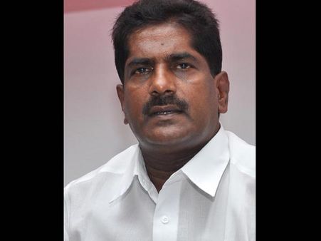 పరస్పరం దాడులు: హైదరాబాద్‌లో అశోక్ బాబుపై కేసు నమోదు