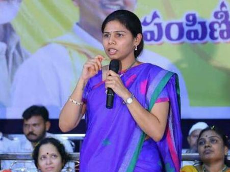 వైసీపీ నేతకు మంత్రి అఖిలప్రియ కాంట్రాక్టులు:అదే ఆ ఎమ్మెల్యేకు సమస్య!