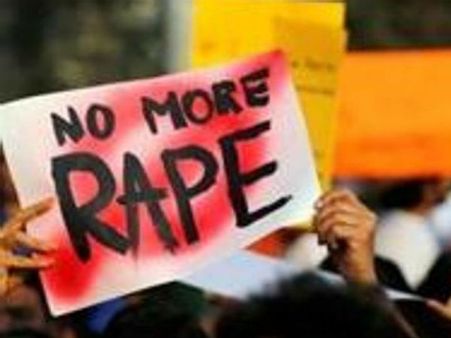 మనుషులా..పశువులా: భర్తను కట్టేసి కళ్లముందే భార్య, కూతురిపై అత్యాచారం