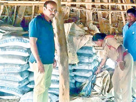 సోదరి వరసైన 13 ఏళ్ల బాలికపై...15 ఏళ్ల బాలుడి అత్యాచార,హత్యా యత్నం:సెల్ ఫోనే కారణం!