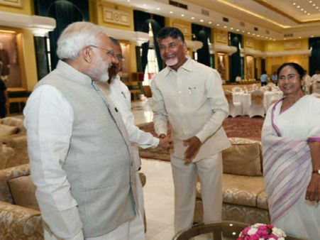 మోడీని చిరునవ్వుతో పలకరించిన చంద్రబాబు:కేంద్రంపై మండిపడిన టిడిపి నేతలు