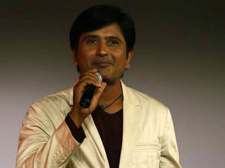 టీవీ యాంకర్ చందన్ దుర్మరణం: కొడుకు గొంతు చీల్చి హత్య చేసి తల్లి ఆత్మహత్య, యాసిడ్!