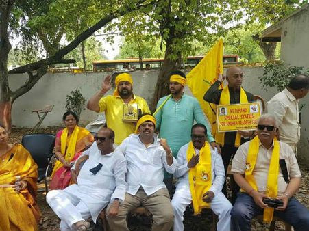 టీడీపీకి గట్టి షాక్: ఎంపీలకు అపాయింట్‌మెంట్ ఇవ్వని మోడీ, ఏం చేద్దాం?