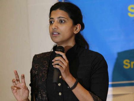 రేషన్, పింఛను కోతే: విద్యార్థుల తల్లిదండ్రులకు అమ్రపాలి హెచ్చరిక