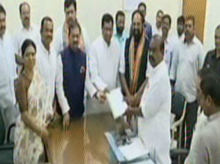 ఎమ్మెల్యేల సభ్యత్వం: స్పీకర్‌ను కలిసిన కాంగ్రెస్ నేతలు, రేవంత్ వాగ్వాదం