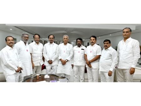 టీఆర్ఎస్‌లో చేరిన కాంగ్రెస్ ఎమ్మెల్సీ దామోదర్ రెడ్డి, ఇద్దరు మాజీ ఎమ్మెల్యేలు