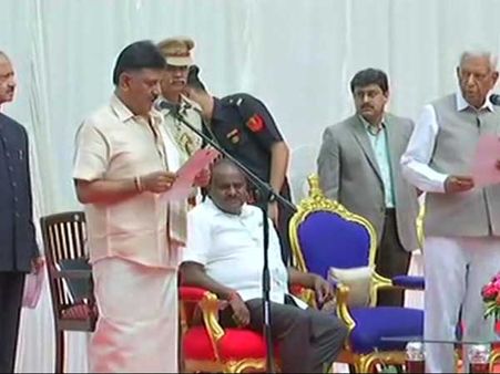 కుమారస్వామి మంత్రి వర్గంలో 23 మంది, సీఎం సోదరుడు, డీకే శివకుమార్, జయమాల, హంగామా!