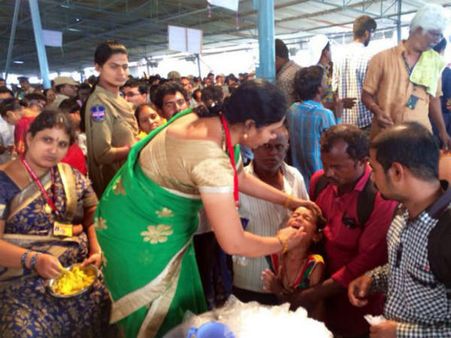 చేప ప్రసాదానికి భారీస్పందన, బత్తిని ఇంట్లో ప్రసాదం పంపిణీ కొనసాగింపు