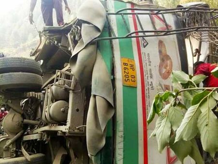 హిమాచల్‌ప్రదేశ్‌లో ఘోర ప్రమాదం: బస్సు లోయలో పడి ఏడుగురి మృతి!