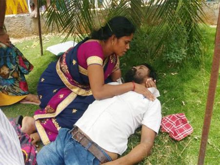 భార్యను టెట్‌ పరీక్ష హాల్లోకి పంపి...గుండెపోటుతో మృతి చెందిన భర్త