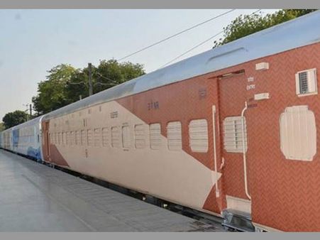 కొత్త రంగుతో మెరవనున్న భారత రైల్వే బోగీలు
