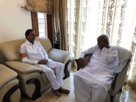 హైదరాబాద్‌కు దేవెగౌడ: కేసీఆర్‌తో భేటీ, తాజా పరిస్థితిపై చర్చ