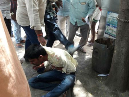 ఘాతుకం: కలెక్టరేట్ ఎదురుగా యువతి గొంతు కోసిన ప్రేమోన్మాది