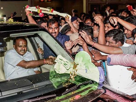 కర్ణాటక సీఎం చేతిలో 11 కీలక శాఖలు, మంత్రులకు శాఖలు పంపిణి, నిర్ణయం, అసమ్మతి దెబ్బ!