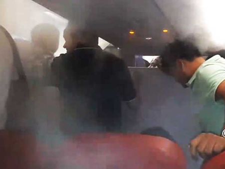 వాంతులు, గందరగోళం: ప్రయాణీకులను ముప్పుతిప్పలు పెట్టిన ఎయిర్ఏసియా పైలట్ (వీడియో)