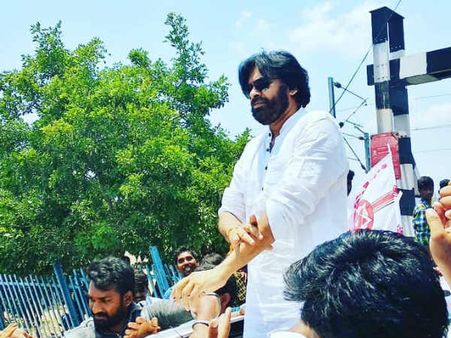 పవన్ అభిమానుల కుటుంబానికి టిడిపి ఎమ్మెల్యే పరామర్శ:గురువారం పవన్ రాక