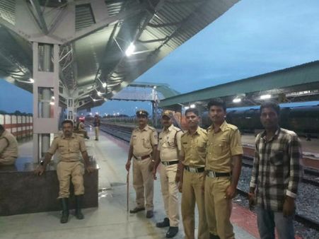 గూడ్స్ రైలులో 12 పెట్రోల్ ట్యాంకర్లు లీకేజ్: ఊపిరిపీల్చుకున్న ప్రయాణికులు, అధికారులు!