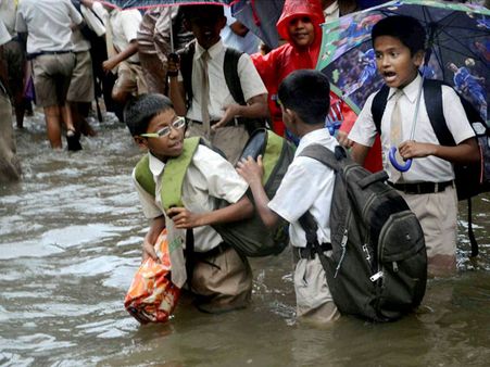 కర్ణాటకలో భారీ వర్షాలు, విద్యాసంస్థలు బంద్, పర్యాటకులకు ఇబ్బంది, బెంగళూరులో!