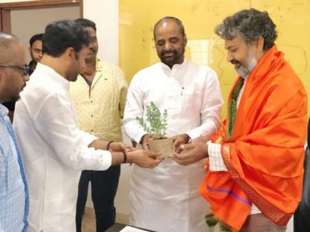 మోడీ ప్రభుత్వ విజయాలు ఇవీ!: దర్శకులు రాజమౌళిని కలిసిన కేంద్రమంత్రి
