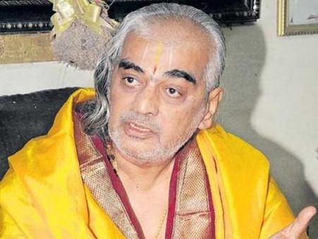 గుడిలో ర‌మ‌ణ దీక్షితులు...గుడి వెన‌క రాజ‌కీయ దీక్షితులు..