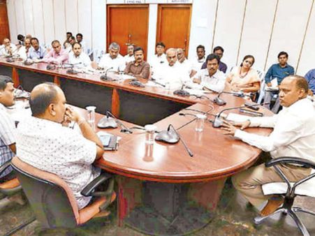 రమణదీక్షితులు, విజయసాయిరెడ్డికి టిటిడి నోటీసులు...చర్యలు తీసుకుంటాం!