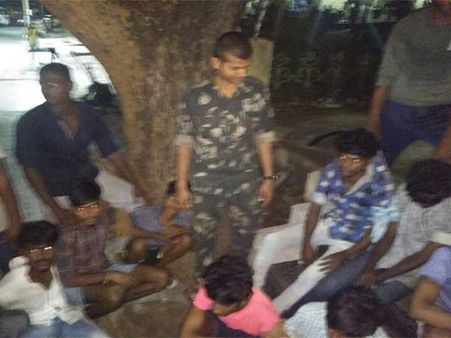 ఎర్రచందనం స్మగ్లర్ల ఎత్తుగడలు:తిరుమలలో భక్తుల మధ్యే మకాం...అరెస్టు సందర్భంగా హైడ్రామా