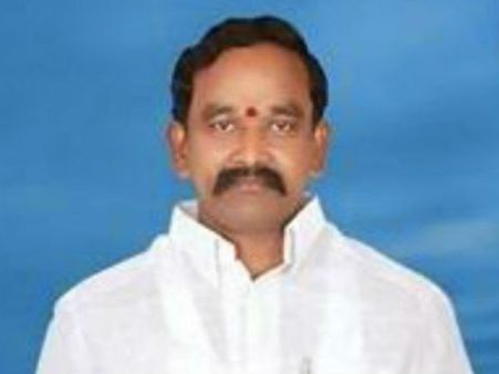 ఆ మాజీ ఎమ్మెల్యేని...వైసిపిలో చేరకుండా అడ్డుకుంటున్నారా?...ఎవరు వాళ్లు?