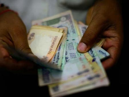 డాలర్‌తో రూపాయి మారకం విలువ 19 నెలల కనిష్టానికి పడిపోయింది