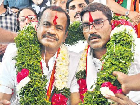 కోమటిరెడ్డి, సంపత్‌లకు ఊరట: హైకోర్టులో టీఆర్ఎస్‌కు ఎదురుదెబ్బ