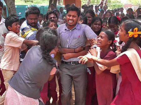 గురుదేవో మహేశ్వరః: ఈ పిల్లలకు టీచర్ పట్ల ఉన్న అభిమానం ఎలాంటిదో చూడండి