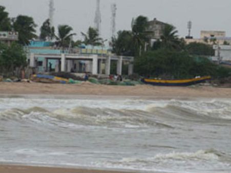 సముద్రం ముందుకొచ్చింది...అలలు ఎగసిపడ్డాయి:ముప్పు ముంచుకొస్తోందా?