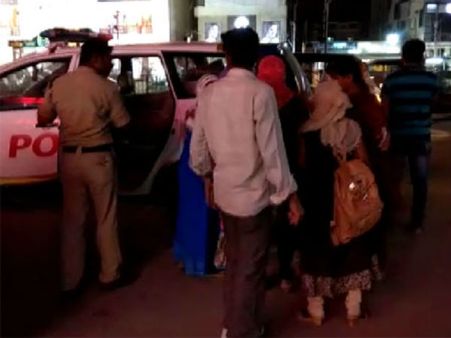 స్పా పేరిట వ్యభిచారం: విటులు, యువతుల అరెస్ట్