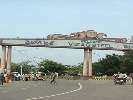 స్టీల్‌ప్లాంట్‌కు సొంత గనుల కోసం...సిఐటియు వినూత్న నిరసన: 700 మంది రక్తదానం