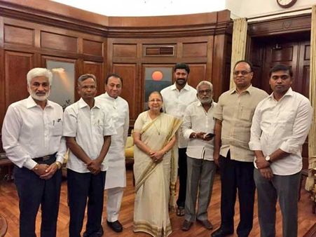 వైసీపీ ఎంపీల రాజీనామాలో ట్విస్ట్: ఏ నిర్ణయం తీసుకోకుండానే విదేశాలకు స్పీకర్