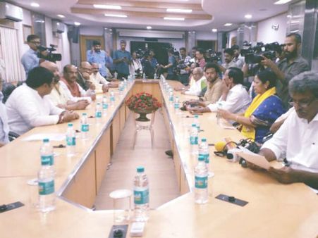 తమాషాలా.. జాగ్రత్తగా ఉండండి: టీడీపీ ఎంపీలకు బాబు క్లాస్