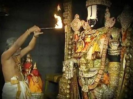 శ్రీవారి ఆభరణాలను పరిశీలిస్తున్న పాలకమండలి:రమణదీక్షితుల ఆరోపణలకు చెక్ చెప్పేందుకే!