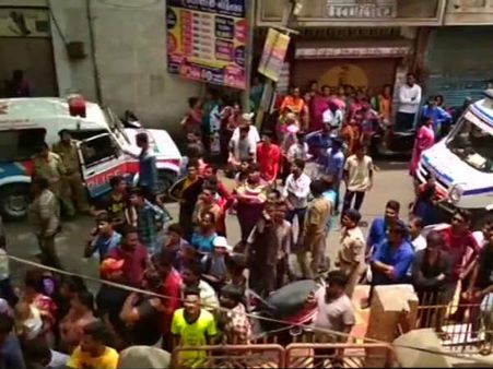 దారుణం: స్కూల్ టాయ్‌లెట్‌లో రక్తపుమడుగులో విద్యార్థి మృతదేహం