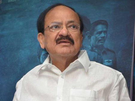 అవసరమైతే కేసీఆర్-బాబు మాట్లాడుకోవాలి, కేంద్రం, రాష్ట్రాలు రాజకీయాలు పక్కన పెట్టాలి: వెంకయ్య