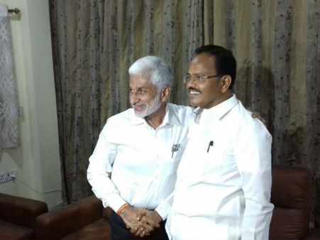 నీ సంగతేంటో చెప్తా: బాబుపై ఊగిపోయిన మోత్కుపల్లి, ఇదే చెప్పారని విజయసాయి, నవ్వుకున్న చంద్రబాబు