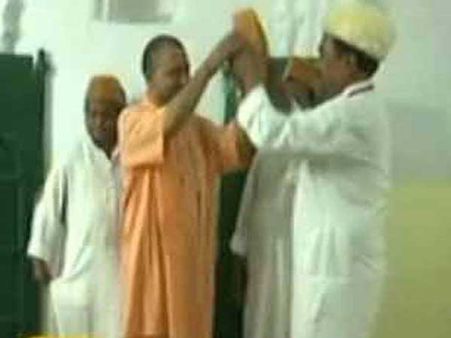 కబీర్ దాస్ సమాధి వద్ద టోపీ ధరించేందుకు తిరస్కరించిన యోగీ