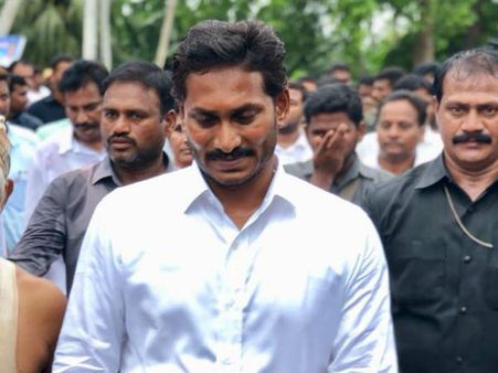 తేనెటీగలు దాడి చేసినా పాదయాత్ర ఆపని జగన్, పదిమందికి గాయాలు