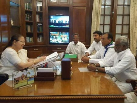 వైసీపి ఎంపీల రాజీనామాలు ఆమోదం.. చిత్త‌శుద్ది లేదంటున్న‌టీడిపి..