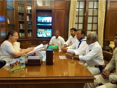 'క్లైమాక్స్‌లో వైసీపీ ఎంపీల రాజీనామా, ఆ యాక్ట్ ప్రకారం ఉప ఎన్నికలు జరగవు'