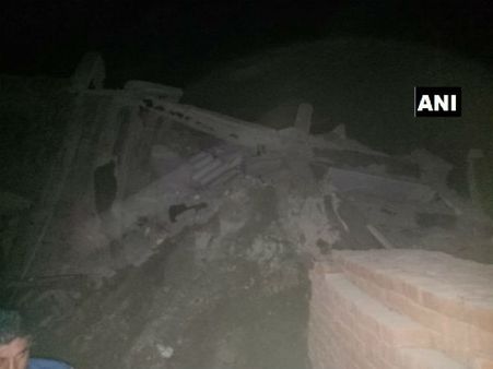 కుప్పకూలిన 2భవనాలు: ముగ్గురు మృతి, శిథిలాల కింద 30మంది