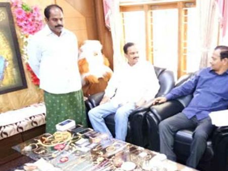 ఎసిబి వలలో అవినీతి తిమింగలాలు:చిరుద్యోగులే అయినా కోట్లకు పడగలెత్తారు...