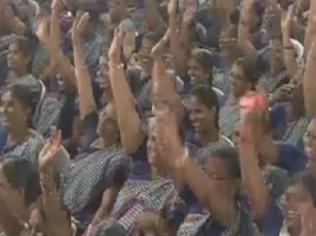 సెల్ ఫోన్ కోసం...చంద్రబాబునే ఖంగుతినిపించిన అంగన్‌వాడీ మహిళలు