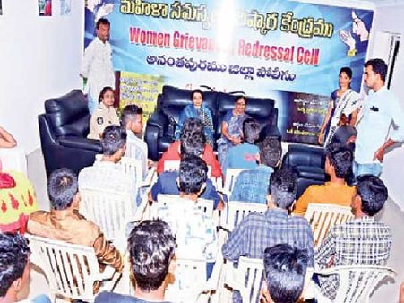 గుడ్‌ టచ్‌.. బ్యాడ్‌ టచ్‌లపై...అమ్మాయిలకు అవగాహన:ఎస్పీ అశోక్‌కుమార్‌