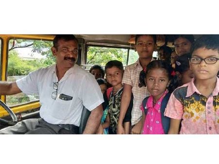 ఆదర్శ ఉపాధ్యాయుడు: స్కూలు కోసం డ్రైవర్‌గా మారిన టీచర్