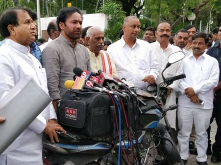 పరిపూర్ణానంద బహిష్కరణ: గవర్నర్‌కు బీజేపీ ఫిర్యాదు, మరి వారిమాటేమిటి?