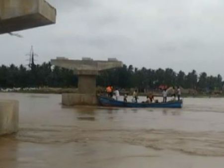 గోదావరిలో నాటు పడవ బోల్తా: ఆరుగురు విద్యార్థినుల గల్లంతు, పిల్లర్‌కు ఢీకొనడంతోనే